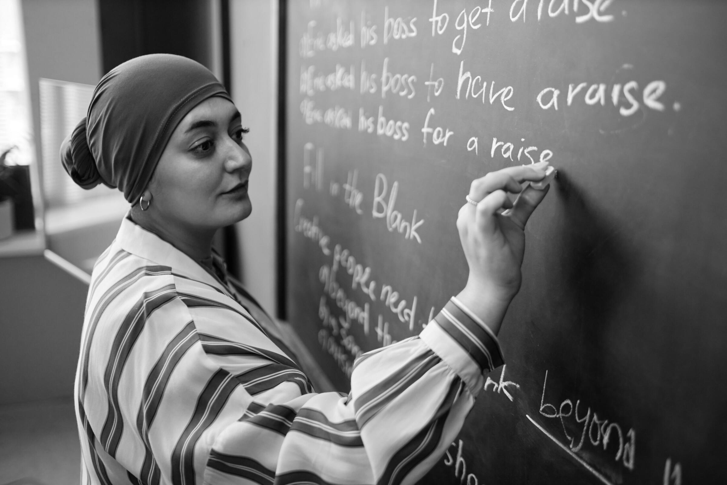 用語の解説をしている様子