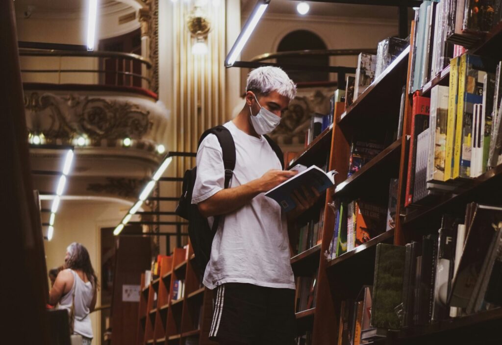 静かな図書館で本を読む人のシルエット