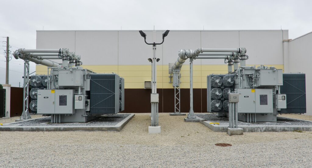 工場の変電設備と高圧受電設備