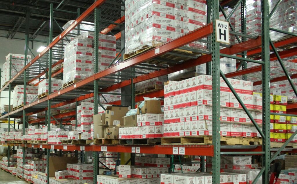倉庫に整然と積まれた商品在庫のイメージ