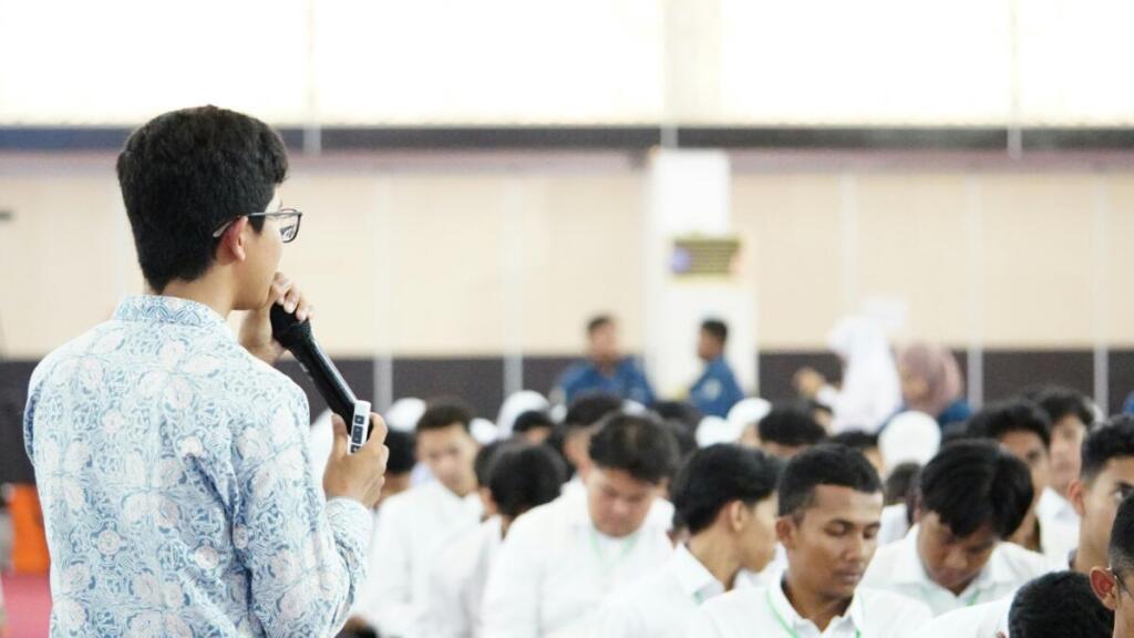 試験監督業務のイメージ、試験会場での監督の様子