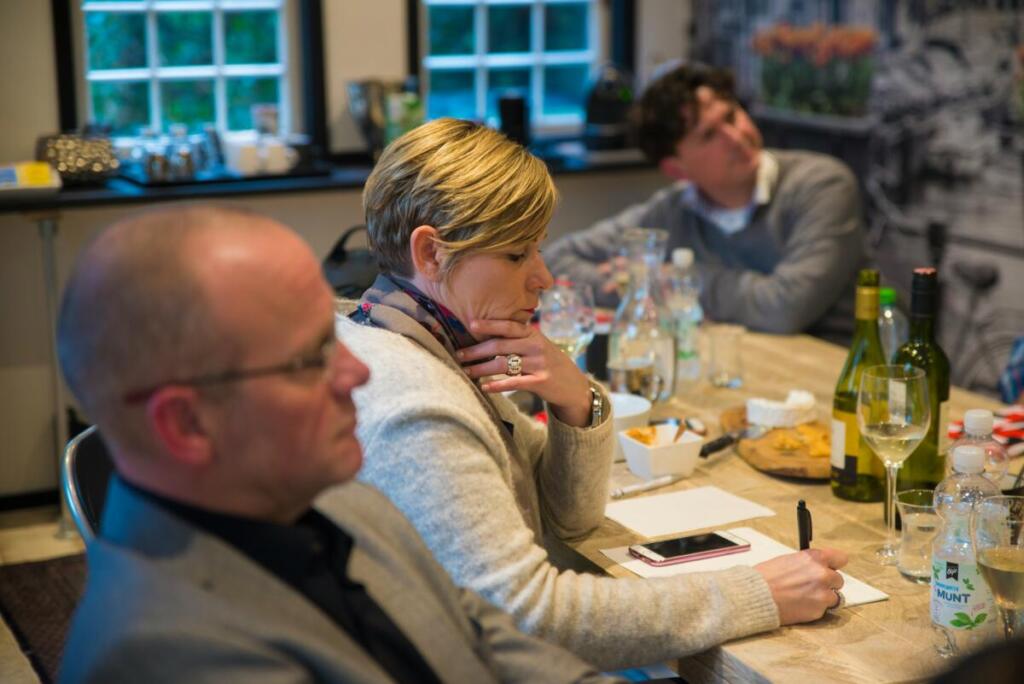 会議室で今後の戦略について話し合うビジネスパーソン。賢明な経営判断の重要性を表す。