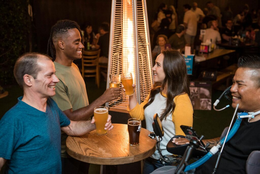 パブで仲良くビールを飲む様子