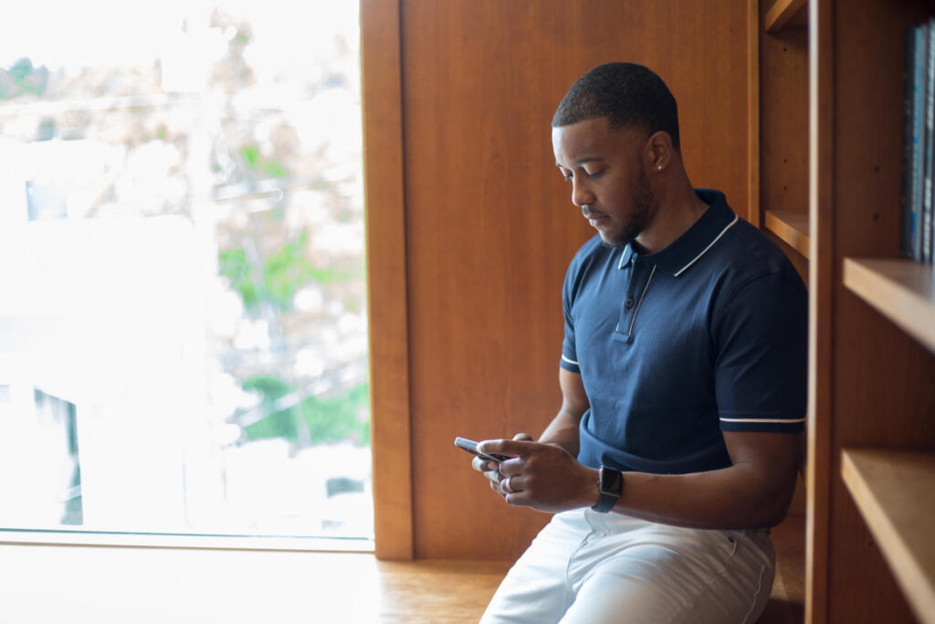 クレジットカードの督促が止まって安堵している人の表情