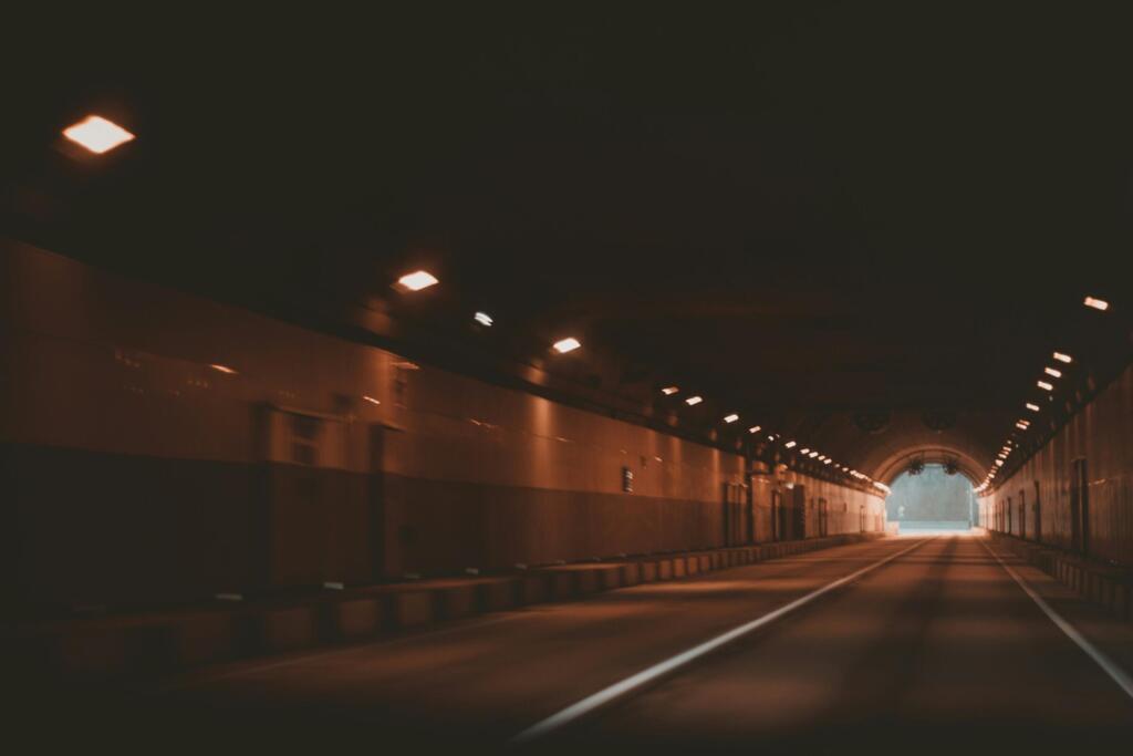 トンネルから抜ける様子