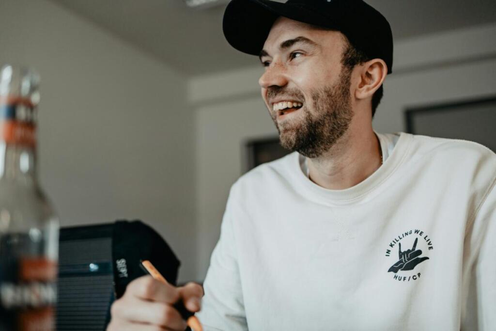 前向きな提案をする男性