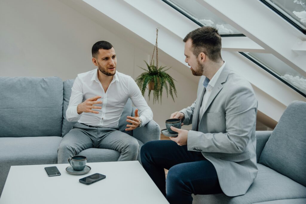 分析資料を提示する中小企業診断士と困惑する経営者