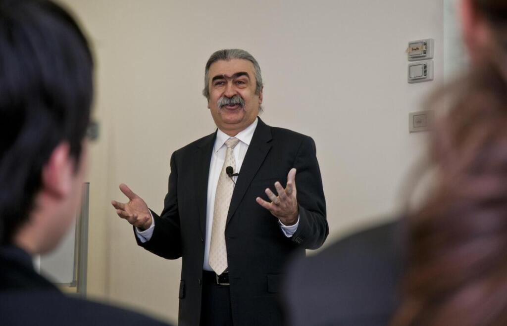 書類を確認しながら進行する会議の様子