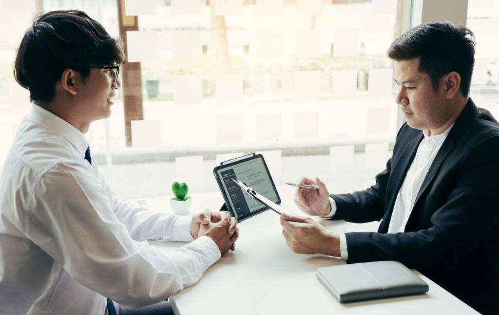 弁護士事務所の面談室の落ち着いた雰囲気