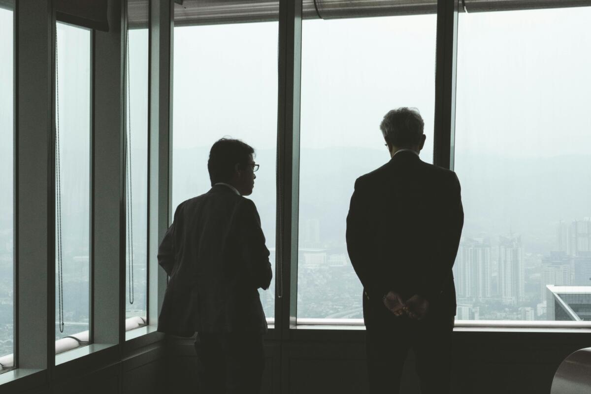 自己破産手続きで困惑するビジネスマン