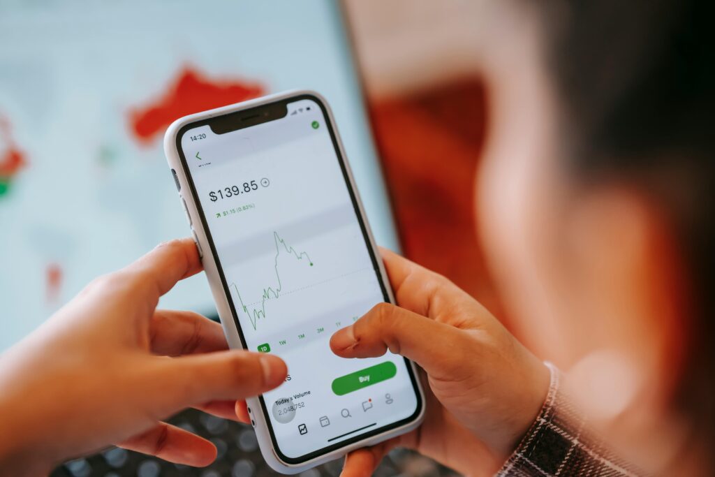 楽天証券で投資信託を確認するスマホ