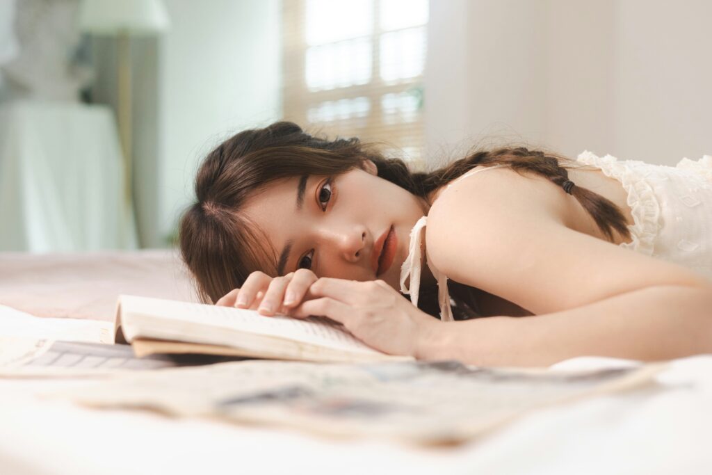 借金で悩み眠れない夜を過ごす人のイメージ