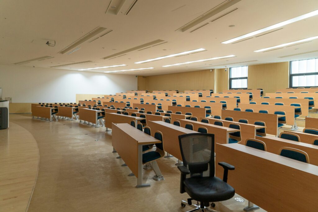 試験会場で監督業務にあたるスタッフのイメージ