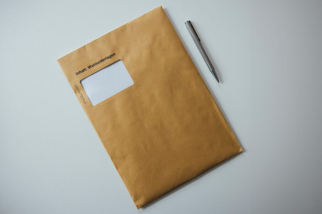 法的保護を表すシールドと書類のイメージ