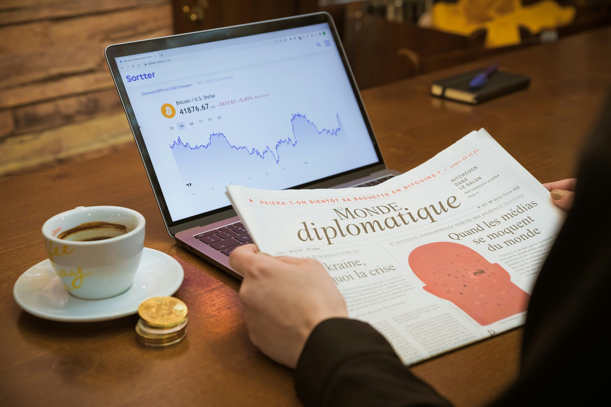 資金繰りに悩む中小企業経営者のイメージ。現実から目をそらすことの危険性を象徴する。