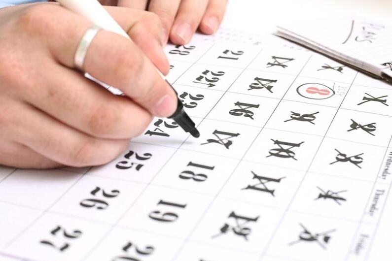  4ヶ月間の心境変化を表すカレンダーと時計のイメージ