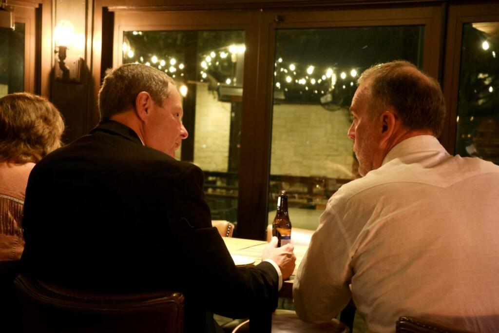 会話する2人の男性