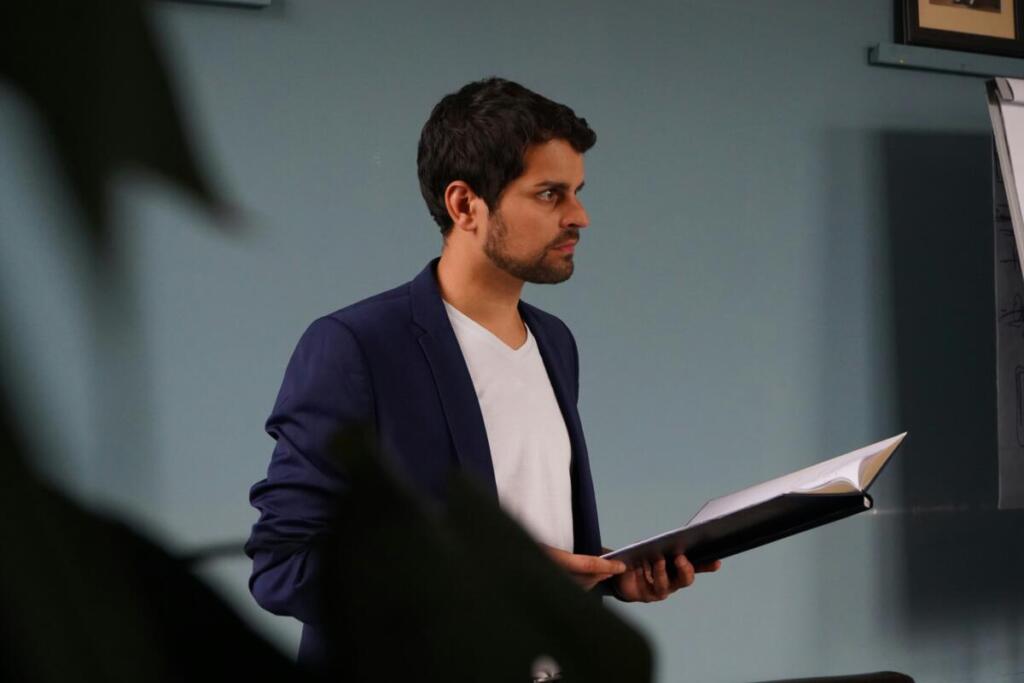 資料の説明をする管財人