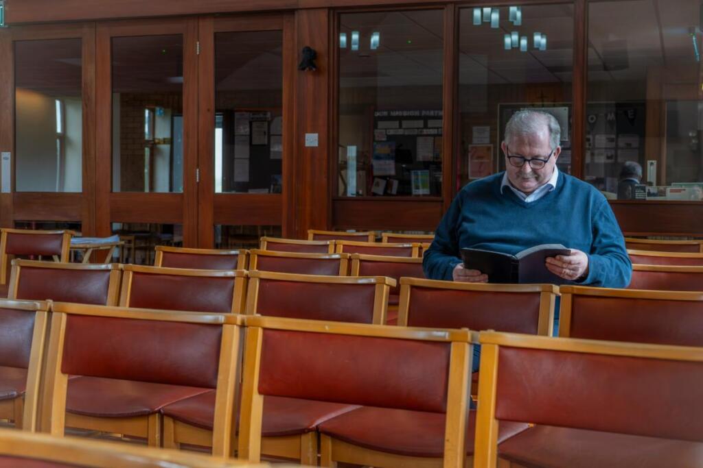 黙って書類に目を通す男性