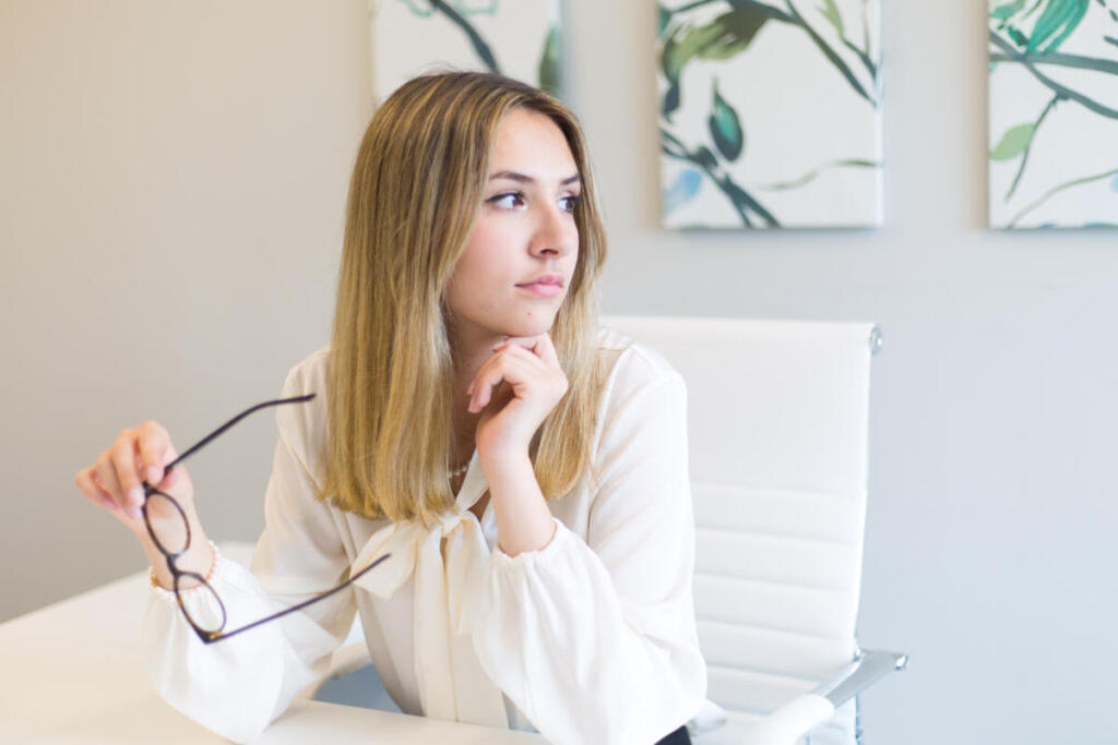 白いブラウスの女性