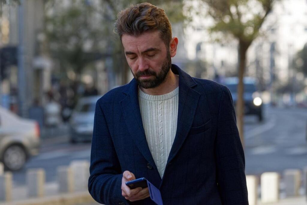 SNSの返事を確認する男性