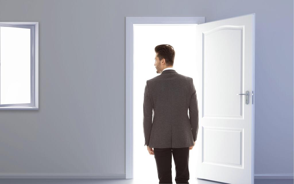 成功への扉と迷う人