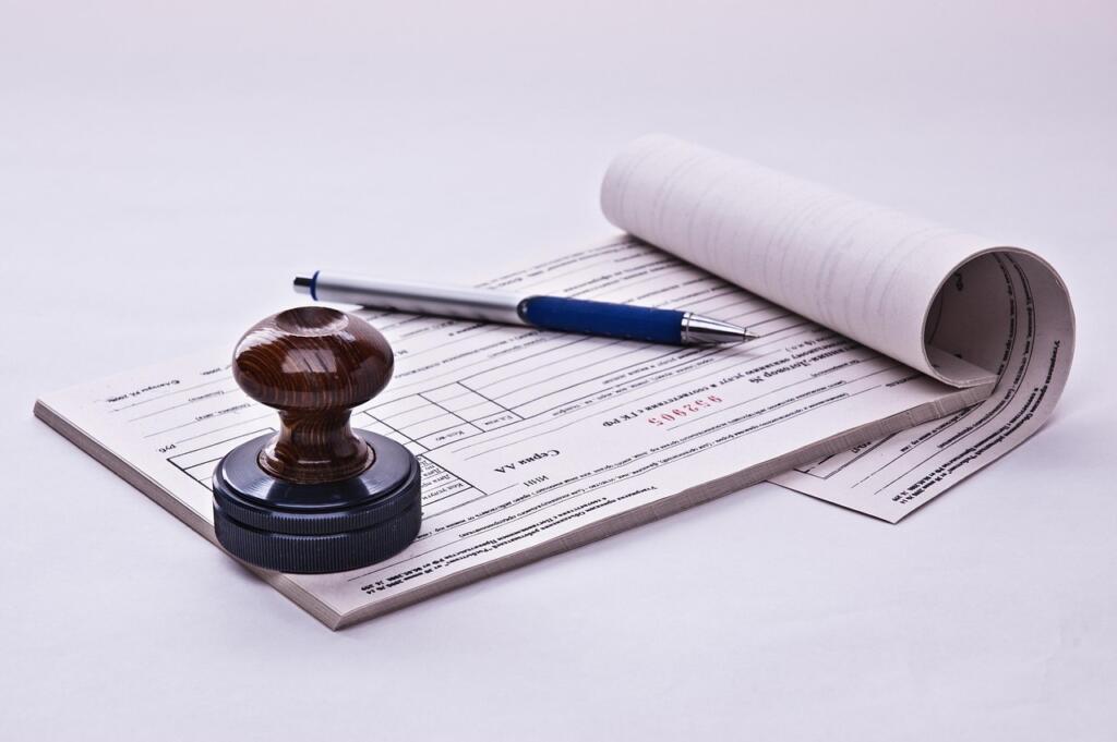 経営者が押したハンコと書類